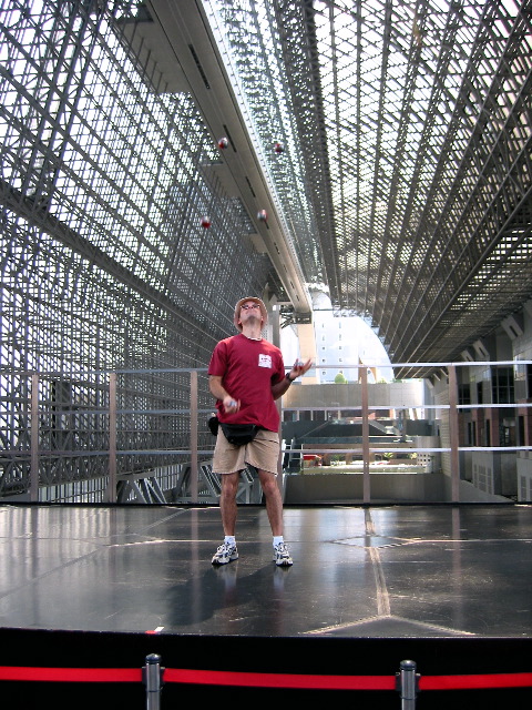 6 Balls in Kyoto Eki