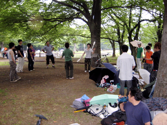 Yoyogi Juggling 1